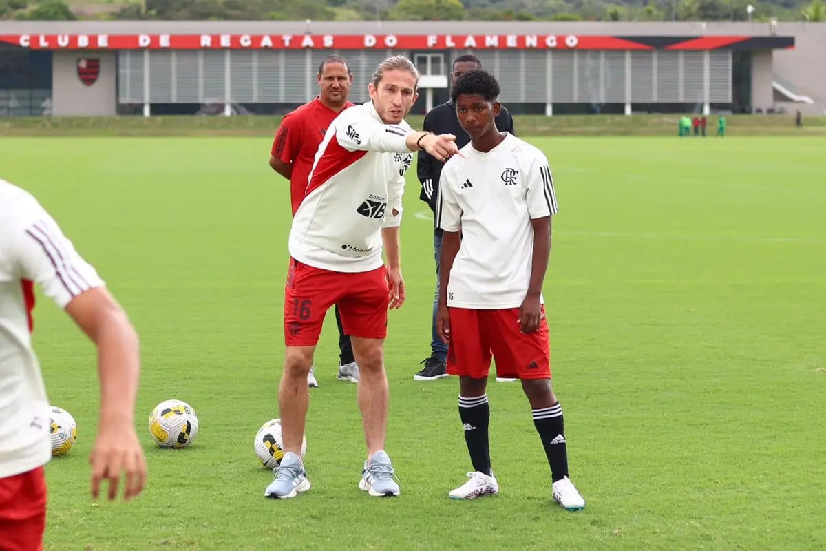 Filipe Luís celebra sucesso como técnico do Flamengo sub-17