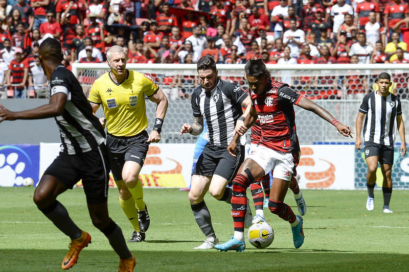 Flamengo perde muitos gols e Paulo Sousa é quem vai pagar o pato, afirma Rocha