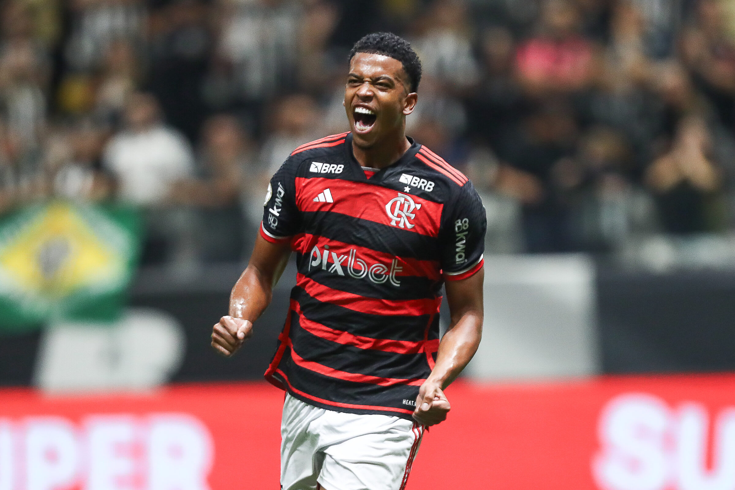 NOVO TITULAR! Carlinhos assume titularidade no Flamengo após lesão de Pedro.