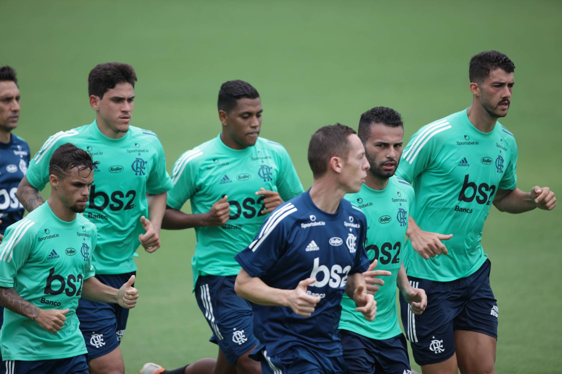 Mauro Cezar analisa pressão do Flamengo pela volta do futebol: Tentando à força