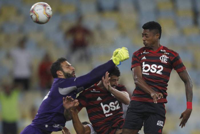 Bruno Henrique supera Adriano Imperador em gols e tem média melhor que Zico em clássicos pelo Flamengo