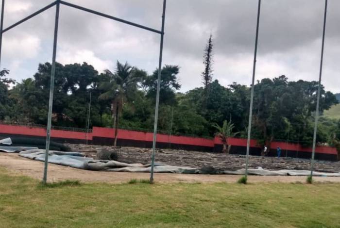 Campo sintético utilizado pela base está sendo ampliado para o time profissional do Flamengo usar