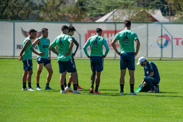 Enquanto aguardam contratação de novo treinador, jogadores do Flamengo mantém empenho sob comando de Maurício Souza