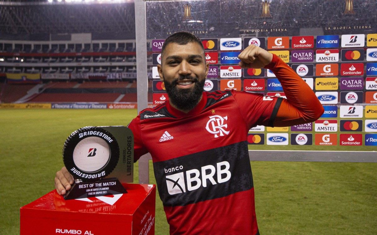 Jornalista diz que atacante do Flamengo está muito acima do palmeirense  Rony