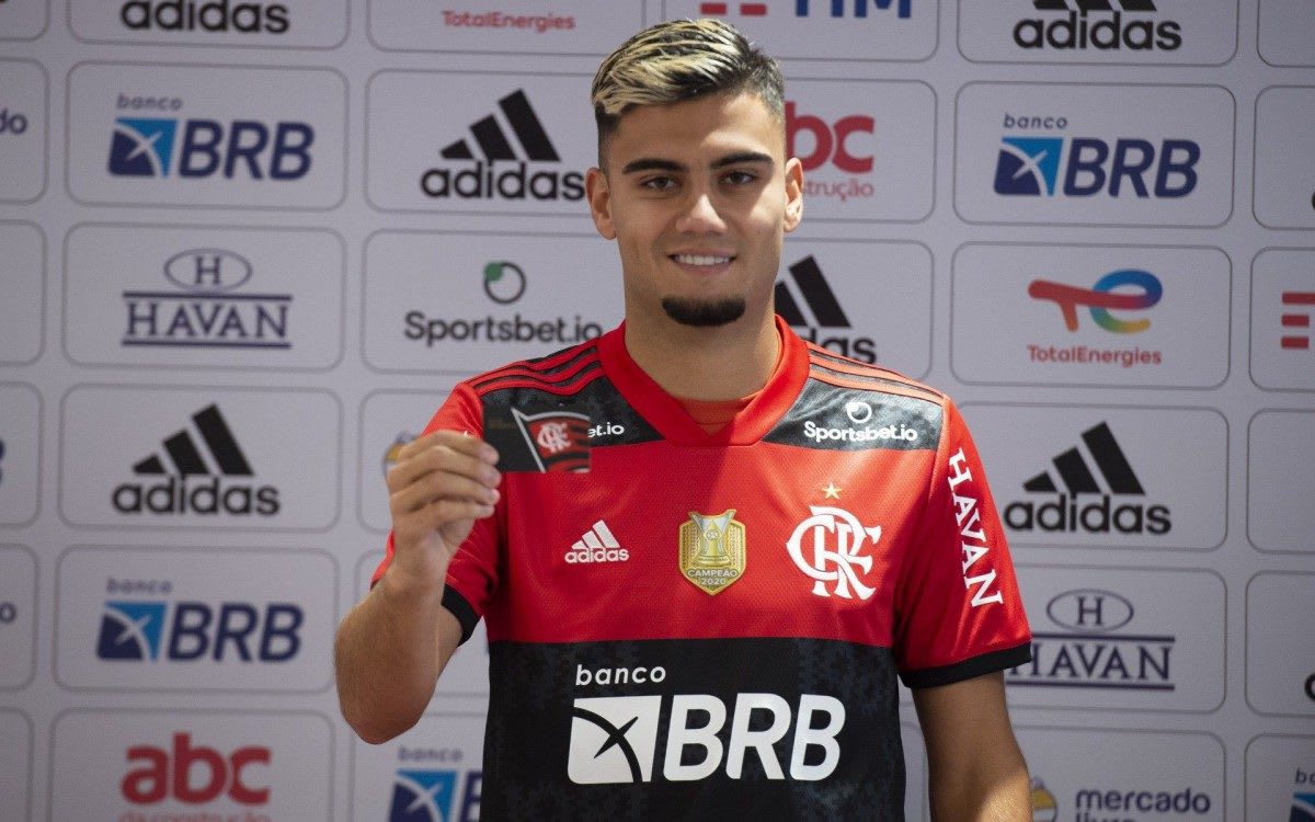 Não vejo ele titular no Flamengo, avalia comentarista sobre vinda de Andreas Pereira