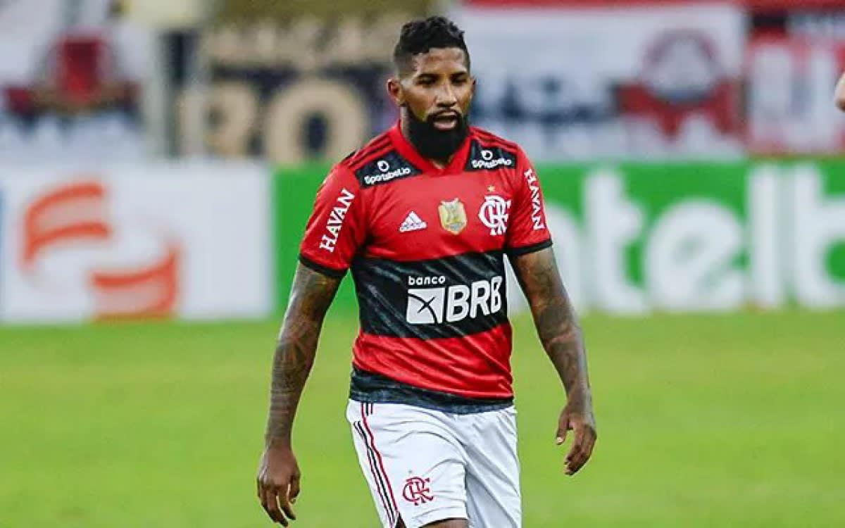 Dirigente do Flamengo afirma que Rodinei, especulado no Fluminense, permanece para 2022