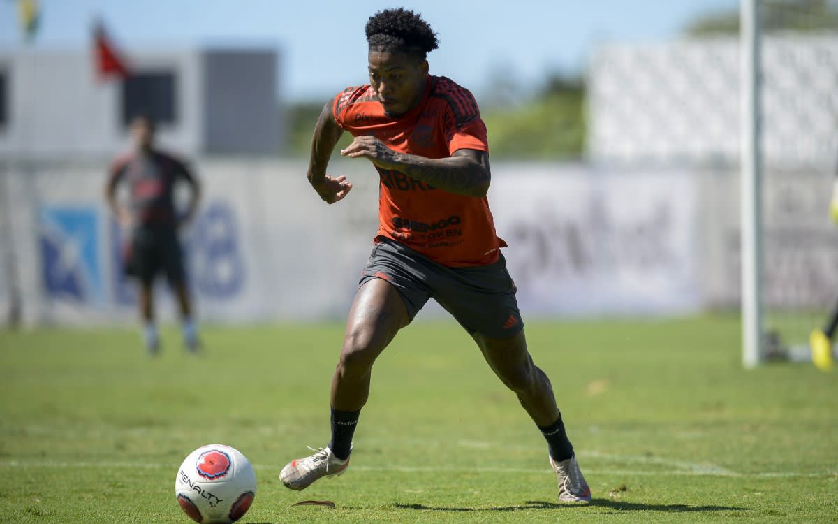 Buscando espaço com Paulo Sousa, Marinho encontra apoio em referência do grupo do Flamengo