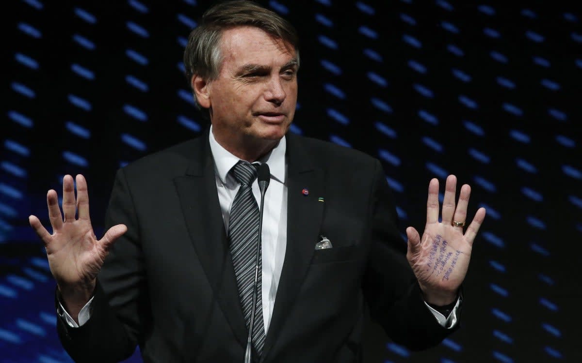 Bolsonaro fala em ajudar Flamengo a erguer estádio e alfineta ex-presidente sobre o Corinthians