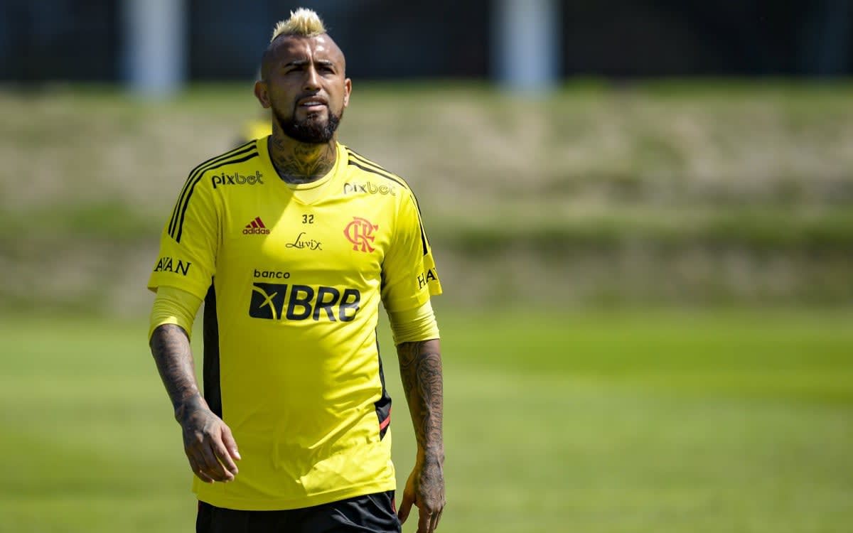 Diretoria do Flamengo avalia multar Vidal por se oferecer a clube chileno