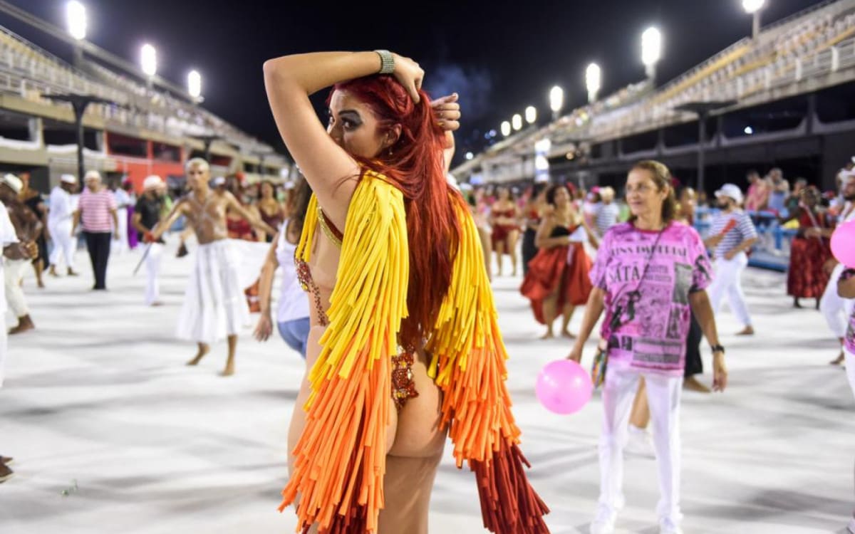 Bela do Flamengo faz harmonização do bumbum para arrasar na folia