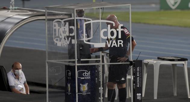 Deveriam trazer alguém do exterior para comandar a arbitragem