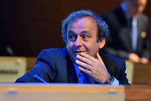 OFF - Platini quer futebol com cinco substituições e cartão branco