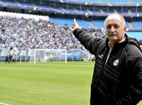 Elogios e currículo iniciam conquista de Felipão no Grêmio