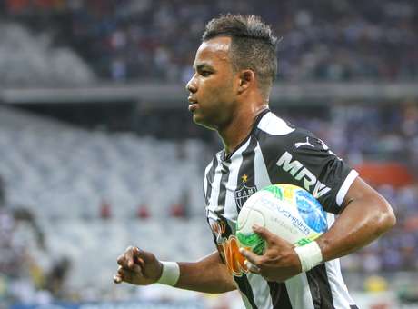 Grêmio se aproxima de Felipe Bastos e tenta Fernandinho