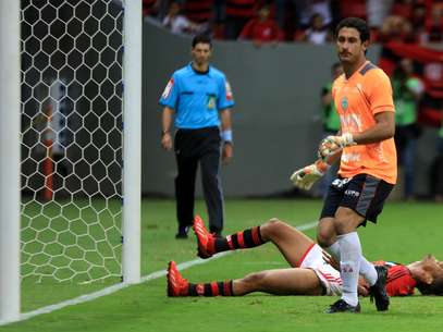 Goleiro marca de cabeça no fim, e Portuguesa empata com Flamengo
