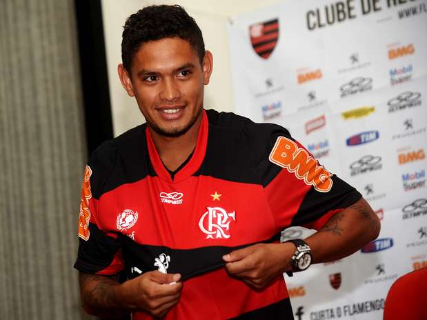 C. Eduardo chega e diz que torcida pesou na escolha pelo Flamengo