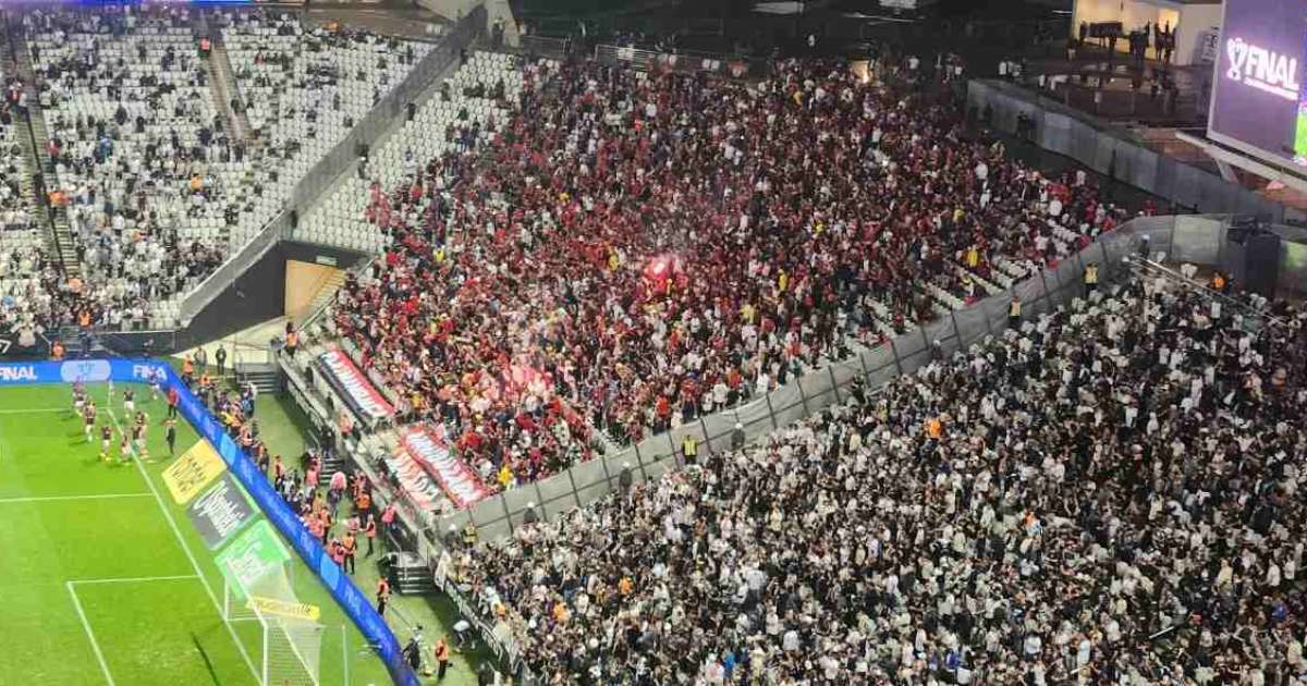 Torcida do Flamengo esgota ingressos do setor visitante para jogo contra o Corinthians, em Itaquera