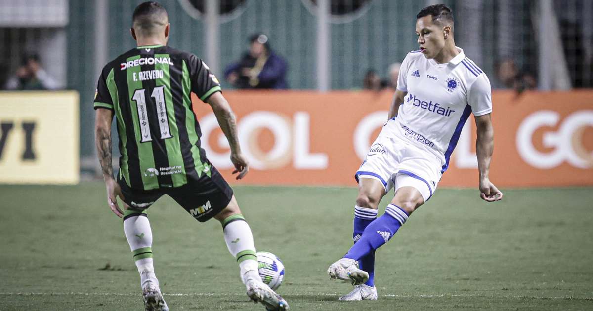 Cruzeiro e América duelam invictos pelo título mineiro em confronto histórico.