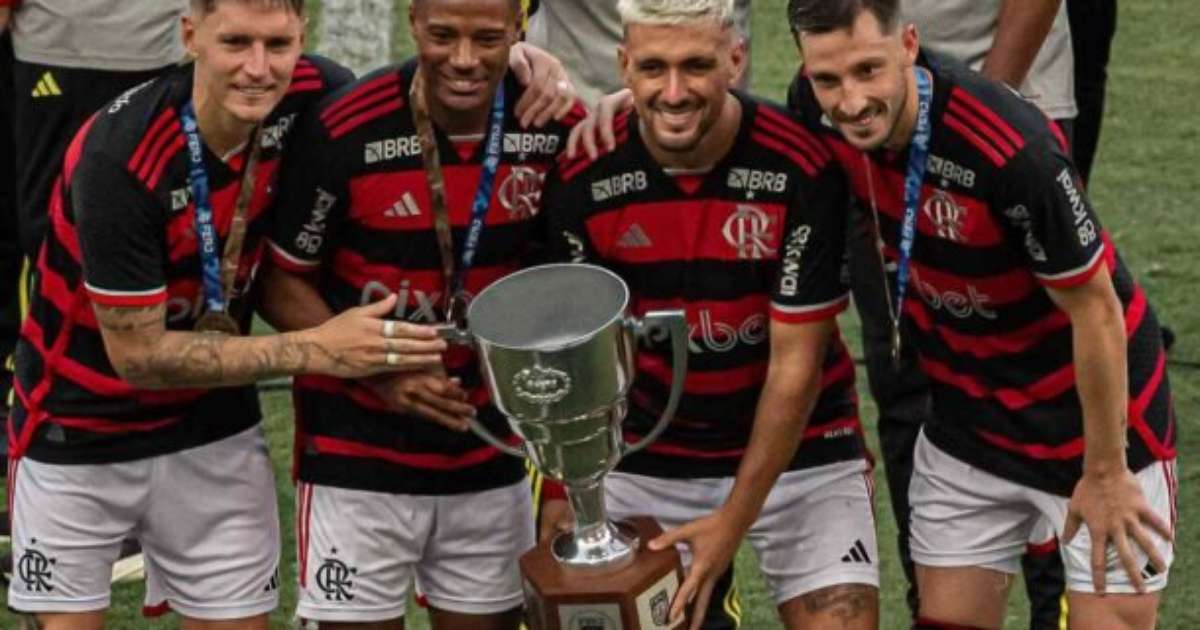 Flamengo conquista título no aniversário de Zico e deseja Feliz Natal aos torcedores.