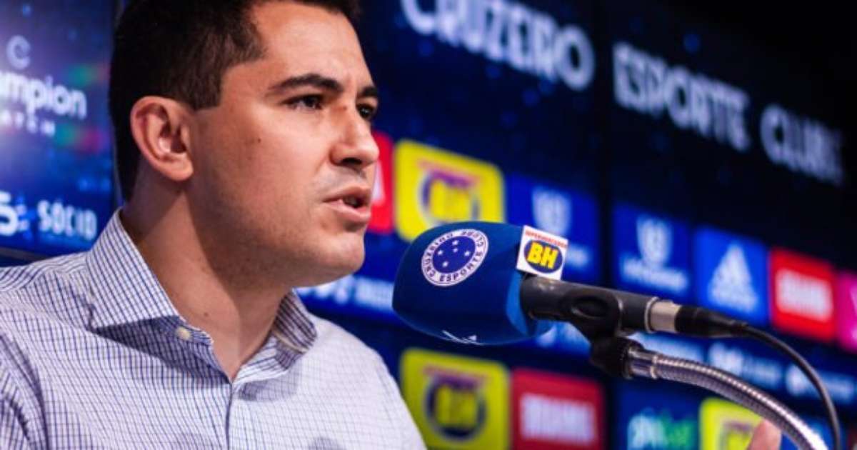 Diretor do Cruzeiro explica dívidas relacionadas aos salários de jogadores importantes no clube.