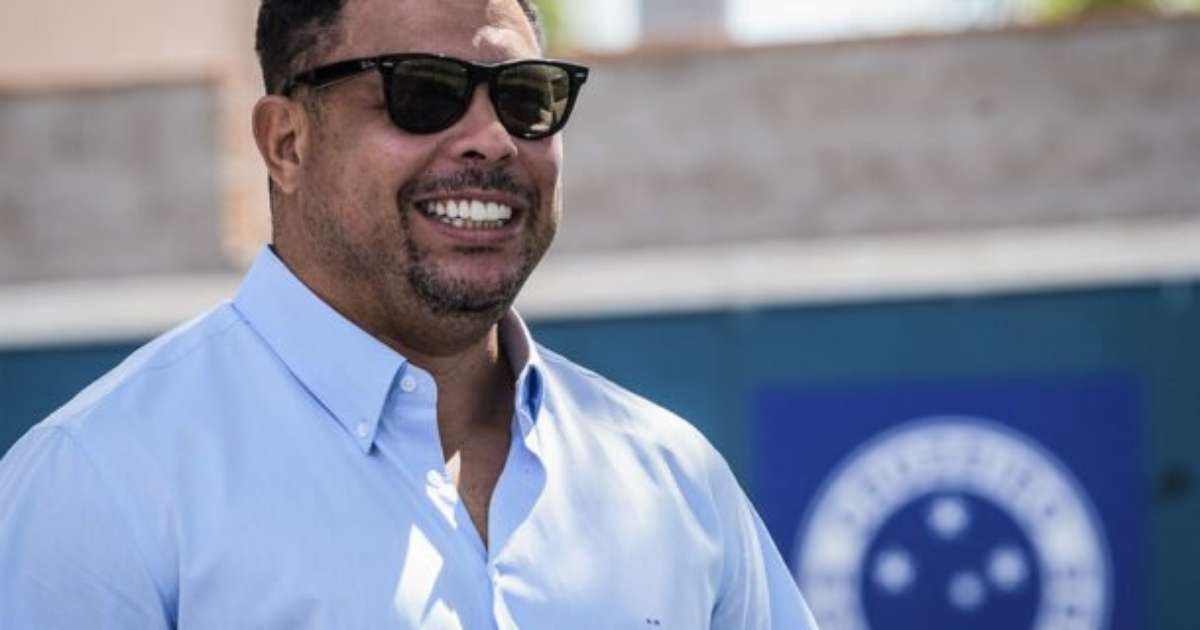 Ronaldo recebe homenagem de jogadores do Cruzeiro antes da final.