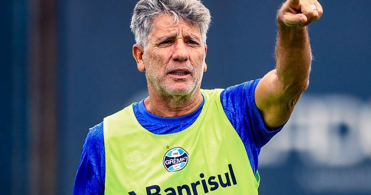 Renato Gaúcho conquista título gaúcho com o Grêmio e comemora vitória.