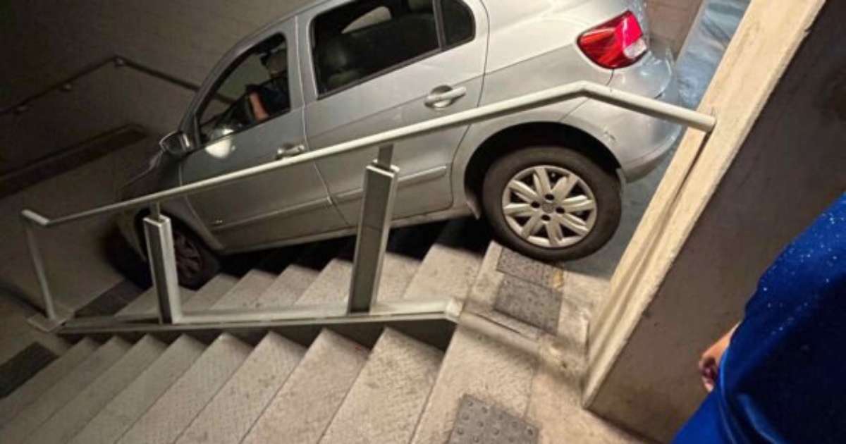 Torcedor Desce Escadaria do Mineirão de Carro por Erro na Saída.