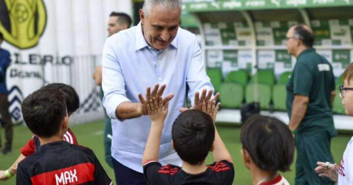 Palmeiras pede desculpas e busca torcedor que cuspiu em Tite durante jogo.