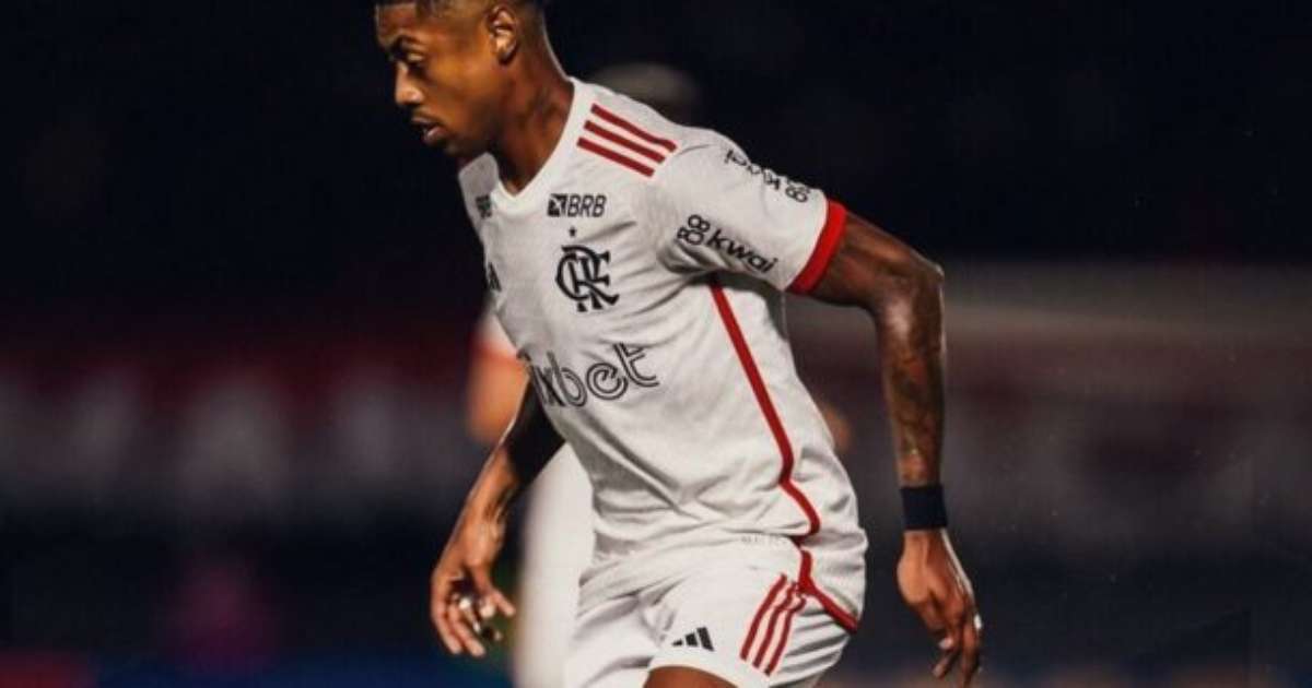 Empate entre Flamengo e Bragantino marca jogo de futebol no Brasil.