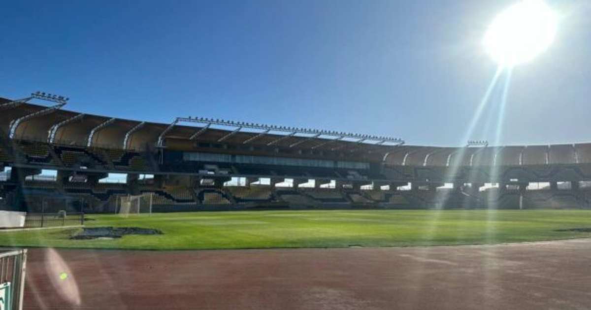 Funcionários preparam estádio para jogo decisivo do Flamengo na Libertadores.