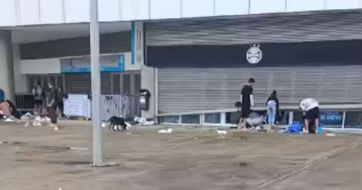 Arena do Grêmio sofre saque após inundação por enchente no RS.