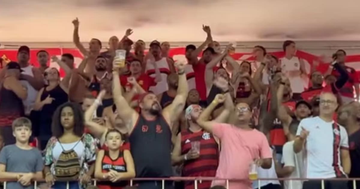 Protesto de torcedores do Flamengo contra Gabigol durante jogo de basquete.