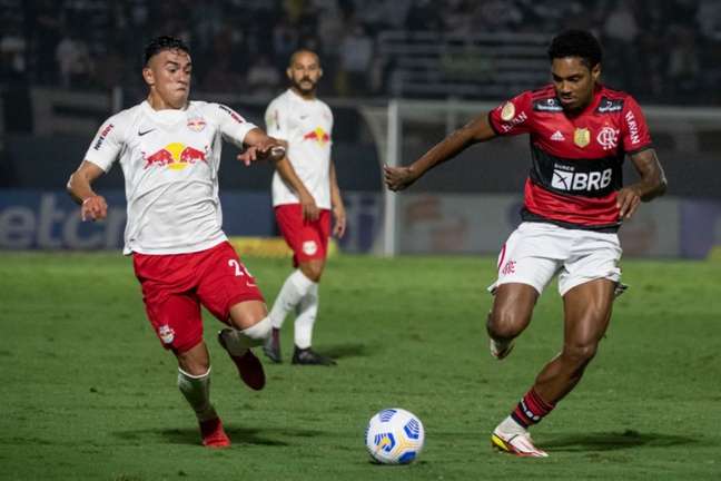 Vitinho se iguala a Arrascaeta e vira líder de assistências do Flamengo na temporada