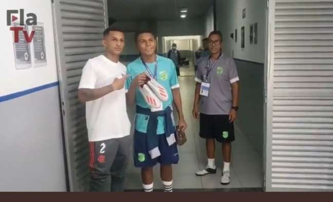 Wesley, do Flamengo, doa chuteira a jogador do Floresta: Sempre que puder ajudar os outros, vou ajudar