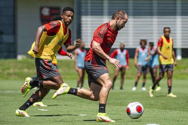 Everton Ribeiro analisa início de trabalho do técnico Paulo Sousa: Expectativa é grande