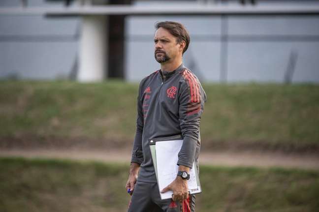 Após deixar o Flamengo, Maurício Souza acerta com o Athletico-PR e será auxiliar de Alberto Valentim