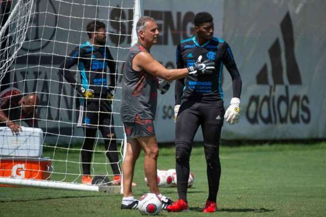 Hugo deve viver teste de fogo para se consolidar como o principal goleiro do Flamengo no ano