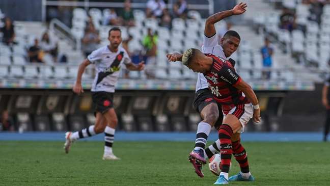 Após falha, Andreas Pereira sai vaiado pela torcida do Flamengo e recebe abraço de Paulo Sousa