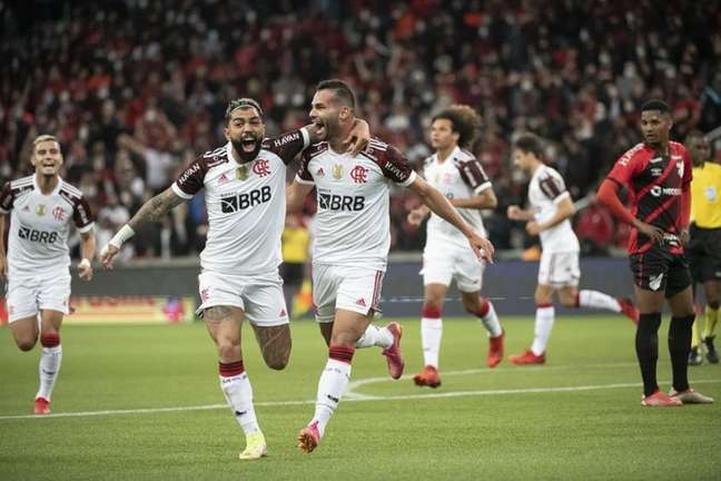 Torcida do Flamengo esgota ingressos para jogo contra o Athletico-PR, pelo Brasileirão