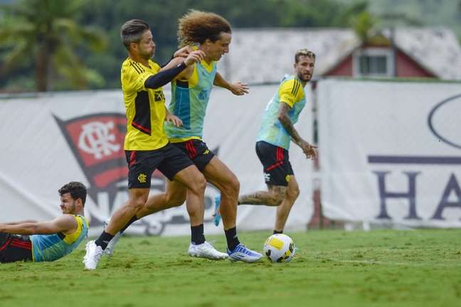 David Luiz treina com o grupo e dupla se aproxima de estreia pelo Flamengo na temporada