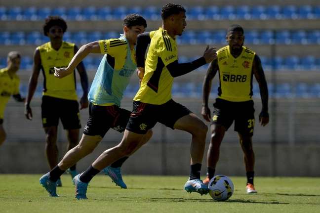 Flamengo treina em Belo Horizonte antes de retorno ao Rio de Janeiro