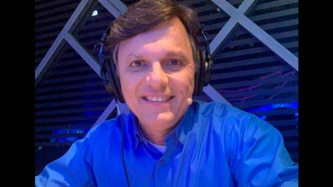 Mauro Cezar brinca com figurinha de jogador do Flamengo no álbum da Copa: Será?