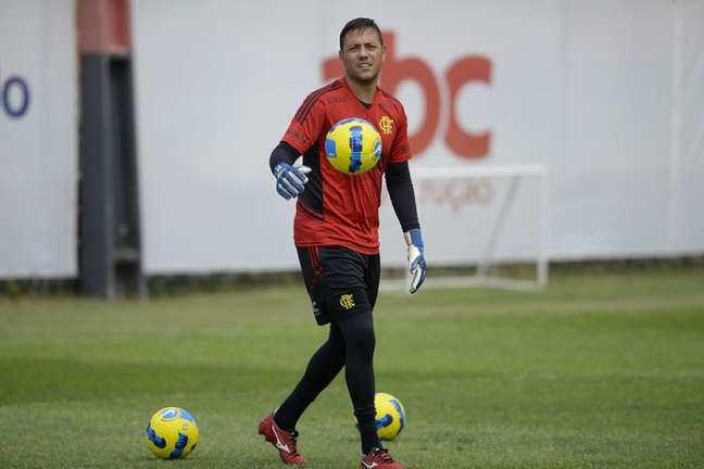 Retorno de Diego Alves aos jogos fica a cargo da comissão técnica do Flamengo