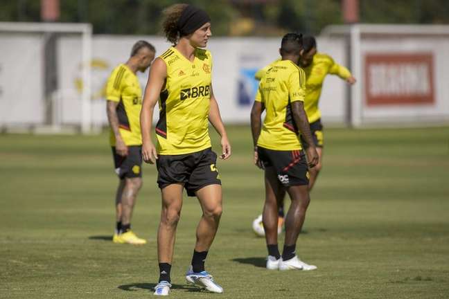 David Luiz se destaca nas cobranças de falta em treino do Flamengo; veja vídeo