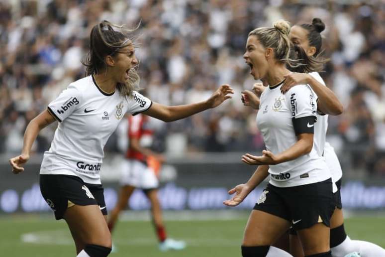 Jogadora do Corinthians, Tamires critica diretoria do Flamengo após a Supercopa