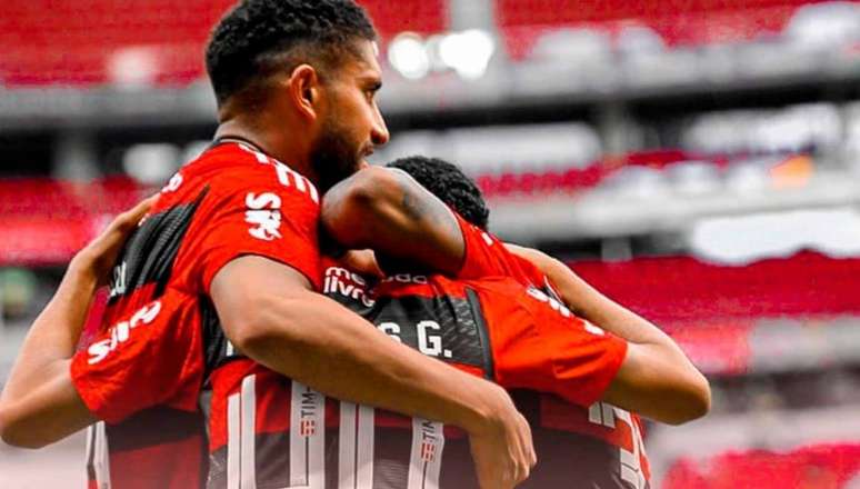 Bem contra o Botafogo, trio reacende esperança de melhora na defesa do Flamengo