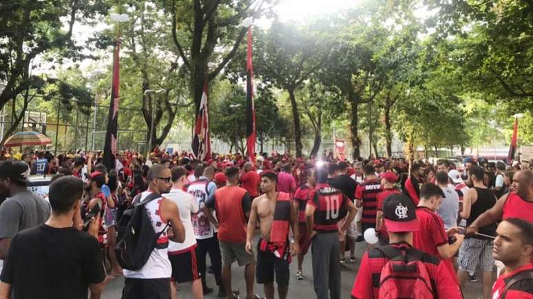 Torcedores do Flamengo organizam protesto contra a diretoria na sede da Gávea