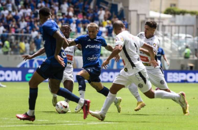 Cruzeiro empata com o Athletic após expulsão de dois jogadores