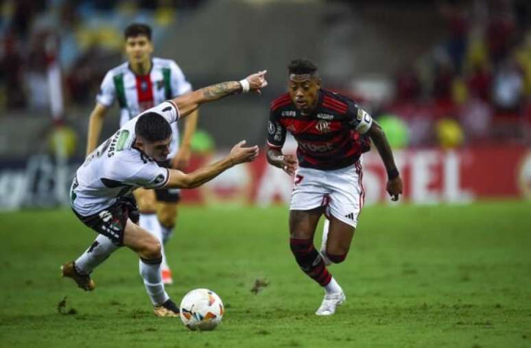 Bruno Henrique desperdiça oportunidade crucial em jogo do Flamengo contra o Palestino