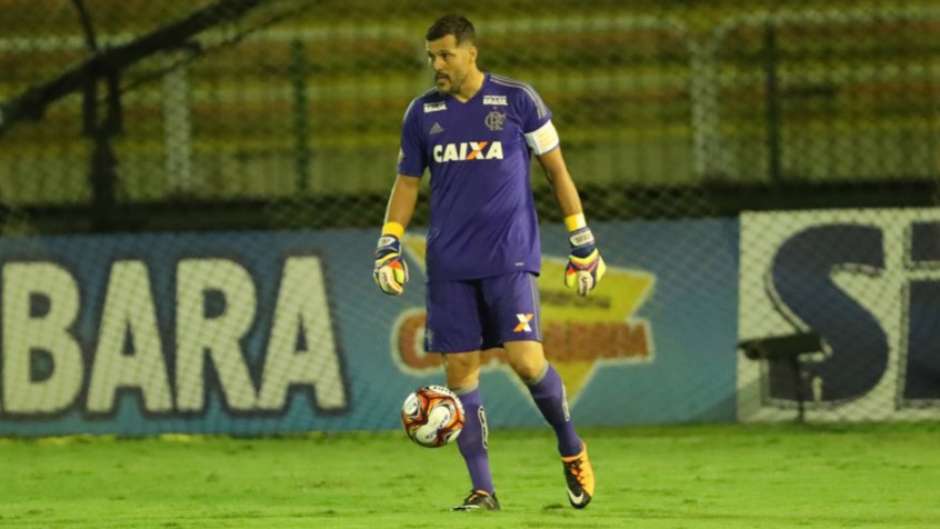 Perto do adeus, Julio Cesar celebra 45 minutos em amistoso pelo Flamengo